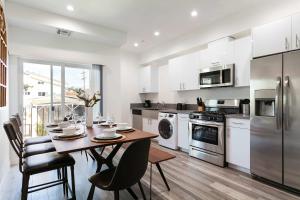 Upscale 4BR Townhouse Sleeps 8 with Fast WiFi