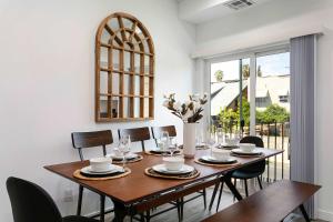 Upscale 4BR Townhouse Sleeps 8 with Fast WiFi