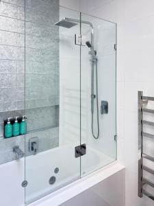 Regent House - Luxury 4BR Richmond Family Home