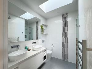 Regent House - Luxury 4BR Richmond Family Home