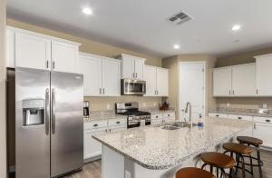 Vibrant Room with City Views in Shared Apartment