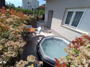 Holiday Home Relax - One Bedroom Holiday Home with Hot Tub
