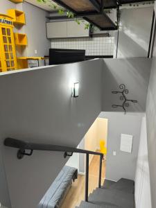 Duplex estilo industrial com Home Office e Adega