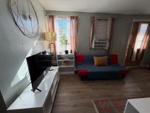 Historic 1BR Apt Kitchen Near VSU SGMC Down Town
