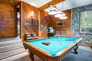 Cozy upgraded Chalet Hot Tubs Sauna Fireplace