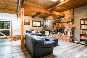 Cozy upgraded Chalet Hot Tubs Sauna Fireplace