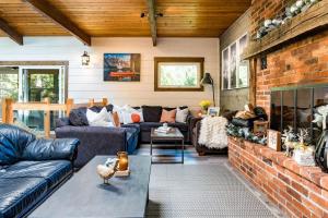 Cozy upgraded Chalet Hot Tubs Sauna Fireplace