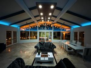 Hilltop Villa & Guesthouse, Pool Oasis, Pickleball Court