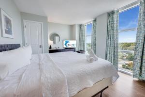 Private 3-Bedroom Seaside Resort with Views, Pools