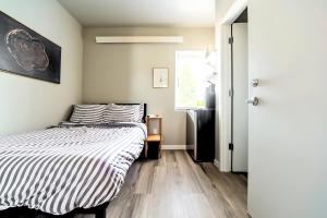 Cozy Micro Suite Unit 10 Sleeps 2 Minutes to Downtown