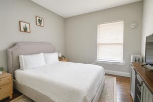 Charming 2BR Near Cafes, Park & CTA