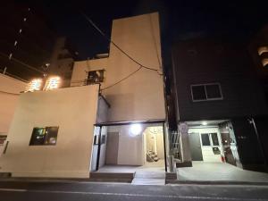 Asakusa Hanichi 202 Queen Bed Room, 4 min walk to Asakusa Temple, direct subway access to Narita and Haneda Airport