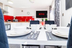 Lush Apartments, Central with Private Parking Space