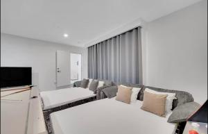 Modern Retreat in the Heart of Hollywood