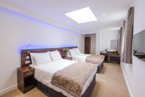 Deluxe Quadruple Room room in Signature London
