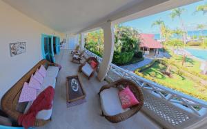 La Dolce Vita Beachfront Apt 9