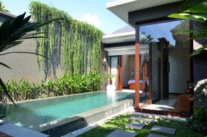Seminyak Icon - by Karaniya Experience - CHSE certified