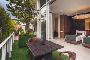 Varenya Cozy 1 BR Suite Twin Room