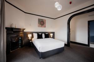 Palfreymans Arcade Central NoHo 1 Bed Apartment 4