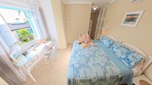 La Dolce Vita Beachfront Apt 9