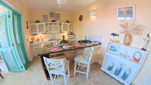 La Dolce Vita Beachfront Apt 9