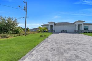 Cozy 3BR Duplex Unit with WiFi and Laundry in Lehigh Acres