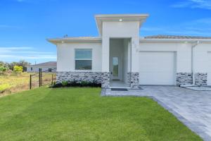 Cozy 3BR Duplex Unit with WiFi and Laundry in Lehigh Acres