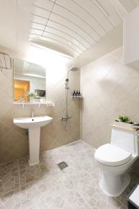 신촌거리 1분이내에 위치한 숙소 #Sinchon Station #K-pop #BTS