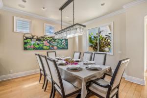 Beach Retreat- Walk to Beach, BBQ, Oceanview Rooftop & Firepit