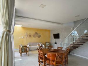 Casa de praia sofisticada com piscina e quadra