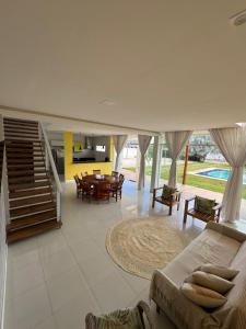 Casa de praia sofisticada com piscina e quadra