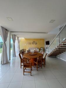 Casa de praia sofisticada com piscina e quadra