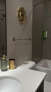 Golden Getaway in the Heart of Midtown