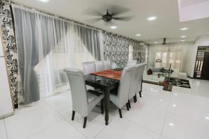 Spacious Luxury 6BR Home in Kemensah KL