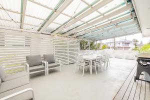 Five Pines Beach House at Birubi 20 Robinson St pet friendly aircon and WiFi