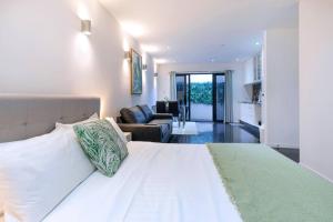 Kelvin Grove Corner - Near QUT Campus, Dining & CBD