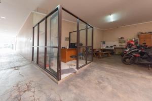 RedDoorz Syariah near Exit Toll Subang