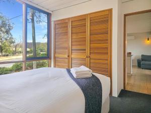 The Hideaway - Lake Views I Ski & Bike Storage I Central Jindabyne I Free WiFi I BBQ I Parking