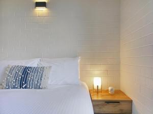 The Hideaway - Lake Views I Ski & Bike Storage I Central Jindabyne I Free WiFi I BBQ I Parking