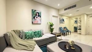 DAMAC - Bays Edge 1BR - Burj Khalifa Views & Pool