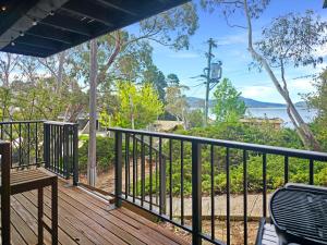 The Hideaway - Lake Views I Ski & Bike Storage I Central Jindabyne I Free WiFi I BBQ I Parking