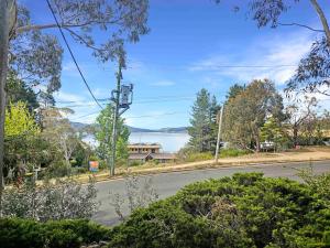 The Hideaway - Lake Views I Ski & Bike Storage I Central Jindabyne I Free WiFi I BBQ I Parking