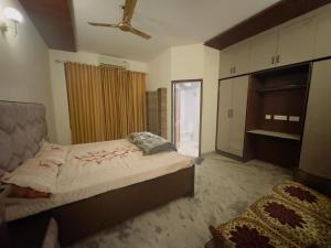 Luxurious 3 BHK Stay, Airport road, Opposite CP67 Mall