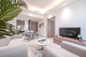 Free housekeeping visits during your stay - StayShort - Mordern 1 Bedroom in JVT that Sleeps 2