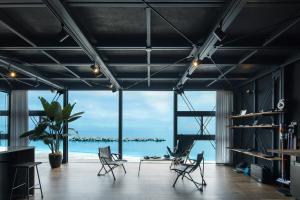 Yokosuka Sky Grey -横須賀のビーチフロントベース-