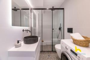 A4 Modern 1BR City Escape W Parking, Kingbed!