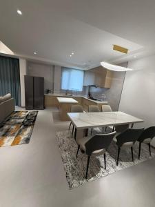 By Tina - Two Bedroom Luxury Home Manhattan