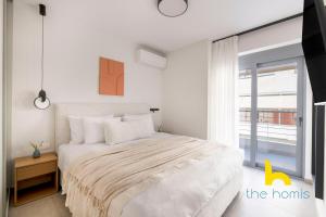 B1 Bright 2BR Haven w Balcony, Kingbed & Parking!