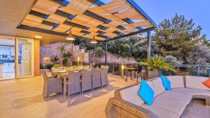 Luxury 5 bedroom seaview villa with private heated pool