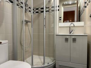 LV330-A169 Appartement studio cabine 4 couchages LE LAVANDOU